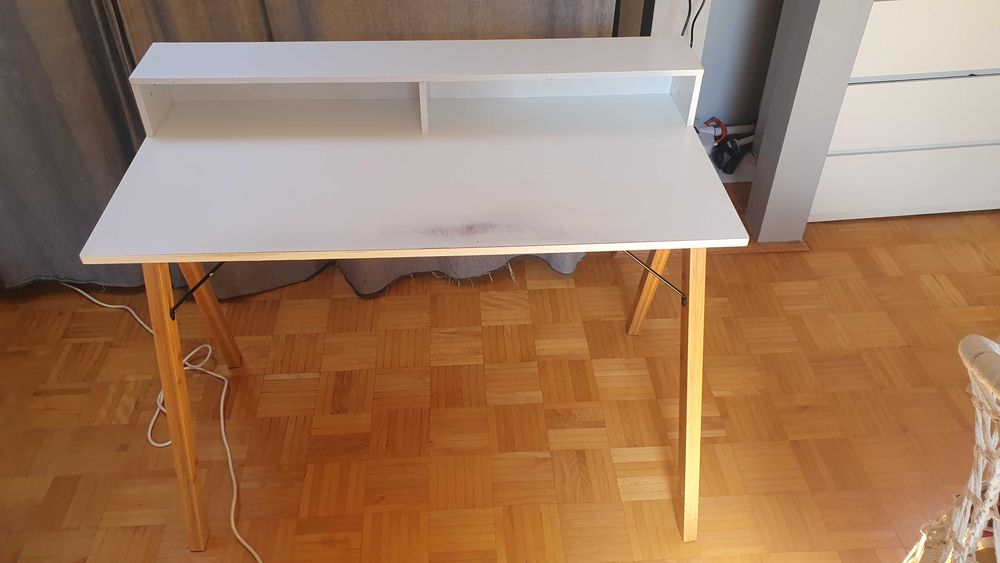 Biurko białe  z nadbudowa