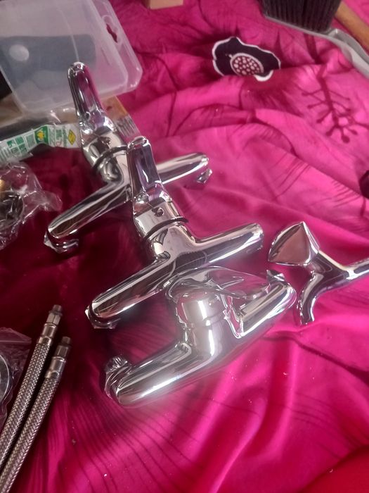 Mono comandos de bancada e base de duche, fechaduras de encastrar com 3 chaves cada e puxadores. 2 com tranca.