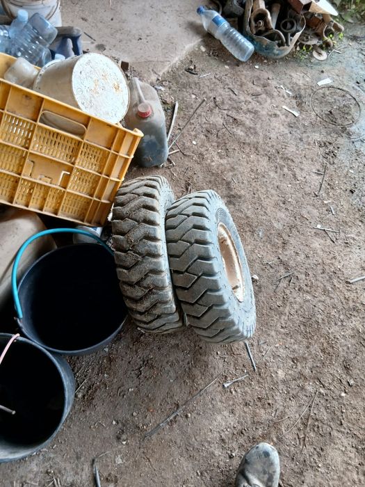 Pneus e jantes empilhador