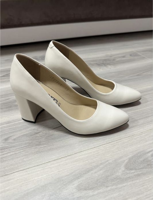 Туфельки бежеві нові