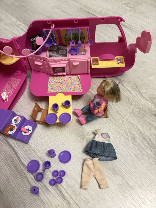 Kamper Barbie z akcesoriami i lalkami