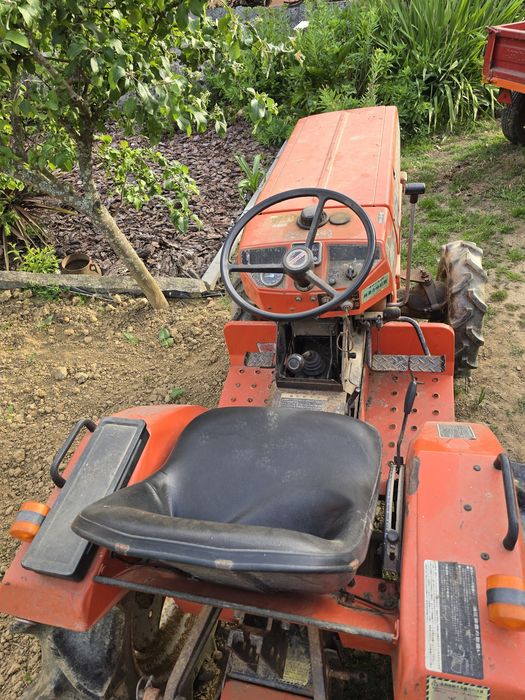 Trator Hinomoto C174 sem matrícula