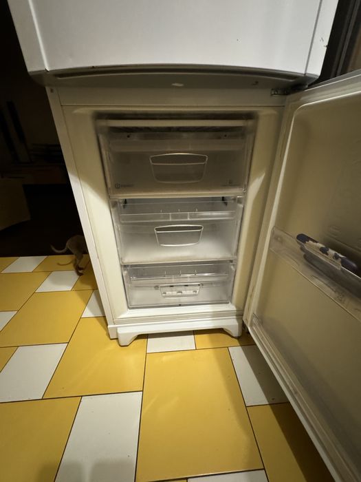 Продам холодильник индезит