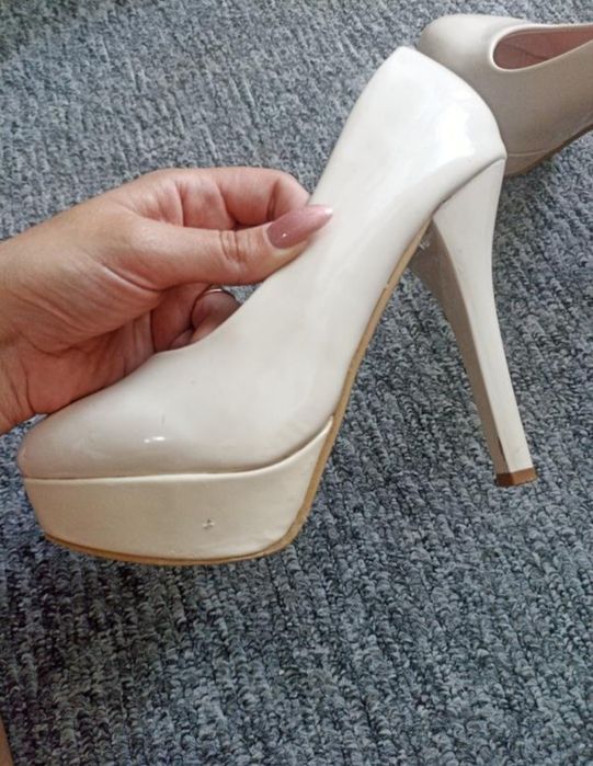 Гарні бежеві туфлі