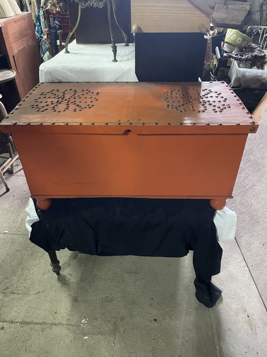 Bau de Madeira em Laranja