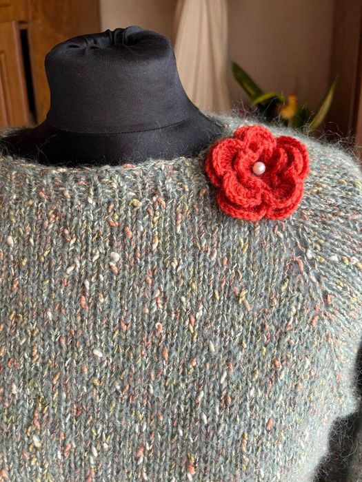 Sweter robiony na drutach