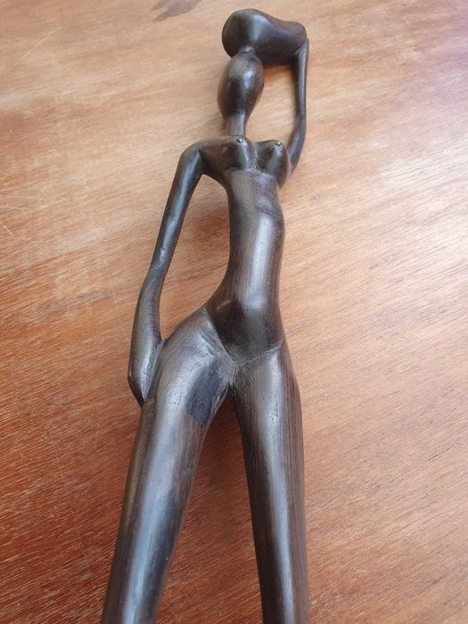 Estatueta em madeira de figura feminina