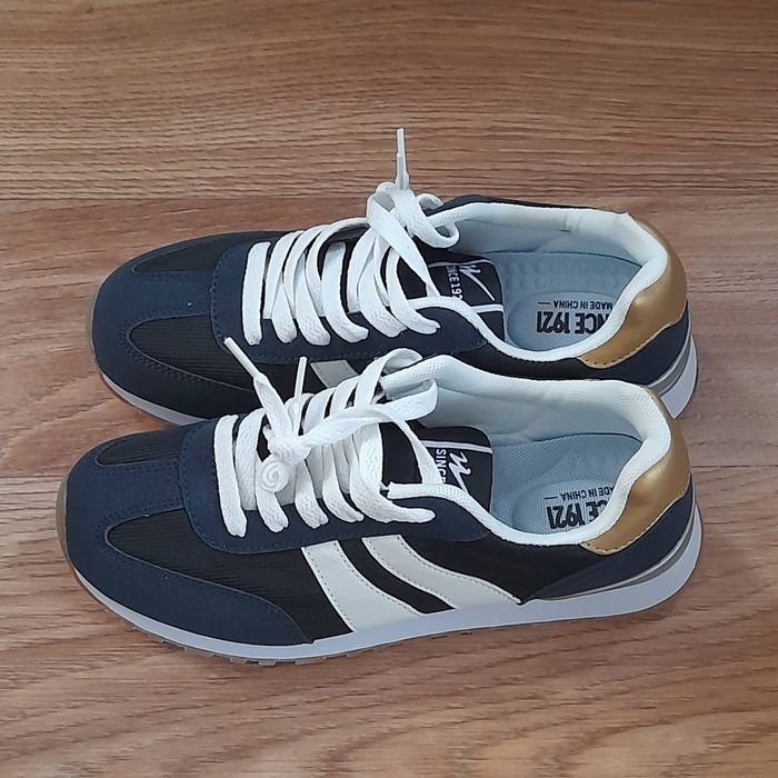 Кроссовки продам.