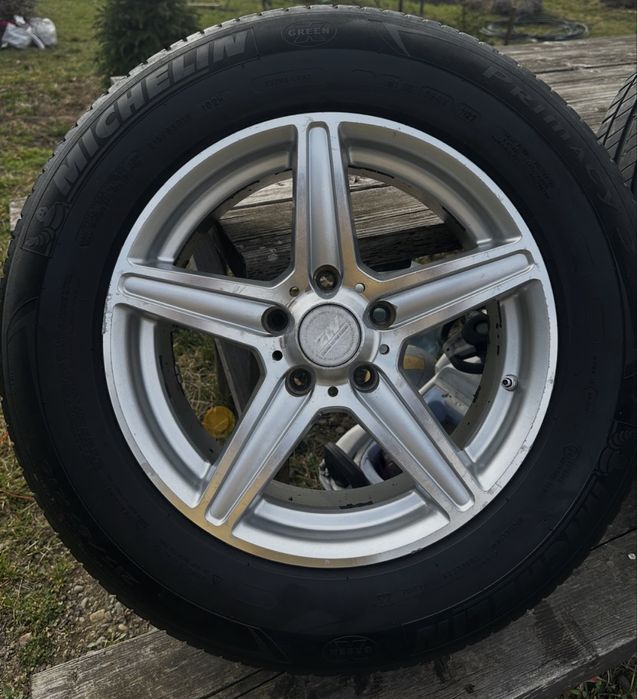 Продам комплект легкосплавних дисків в комплекті із шинами MICHELIN