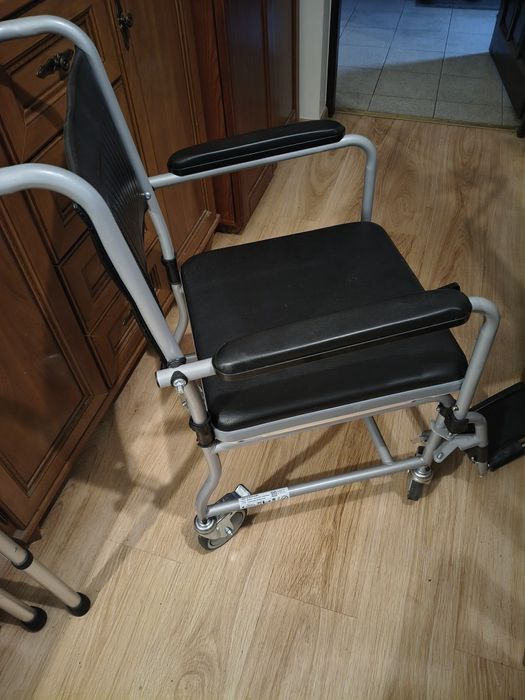 Wózek inwalidzki toaletowy