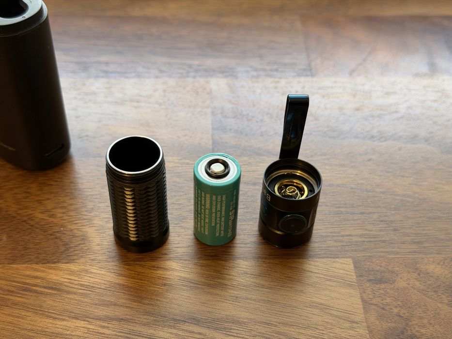 Olight Baton 3 z etui ładującym latarka + ładowarka