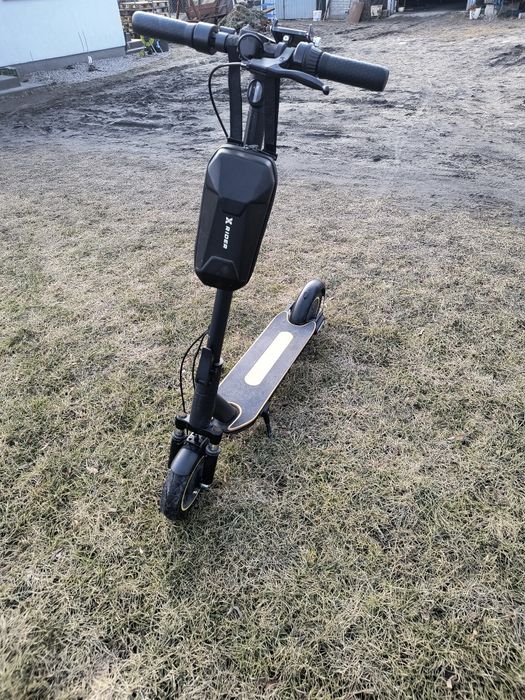 Hulajnoga elektryczna.