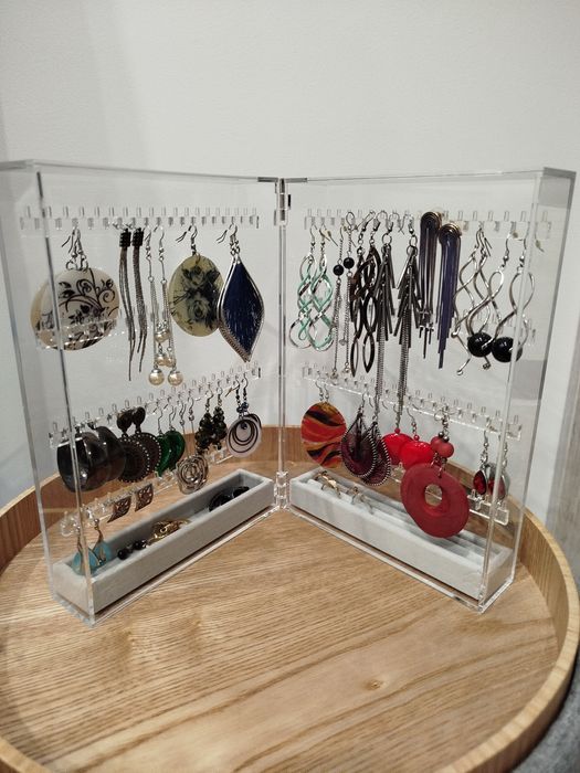 Zamykany stojak na biżuterię z przeźroczystej plexi