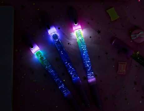 Długopis z wodą i cekinami LED świecący 19 cm