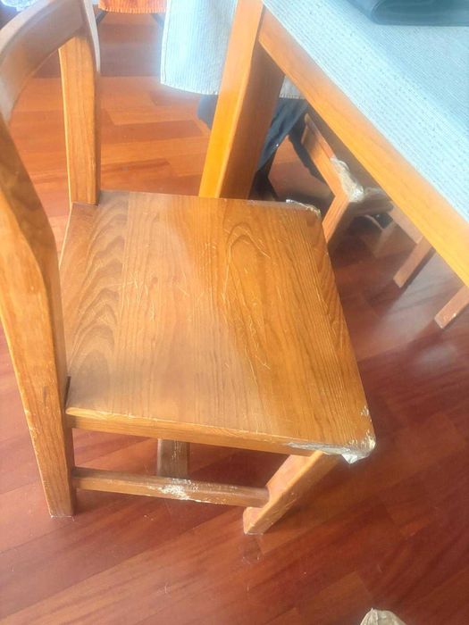 Móvel de sala, mesa e cadeiras