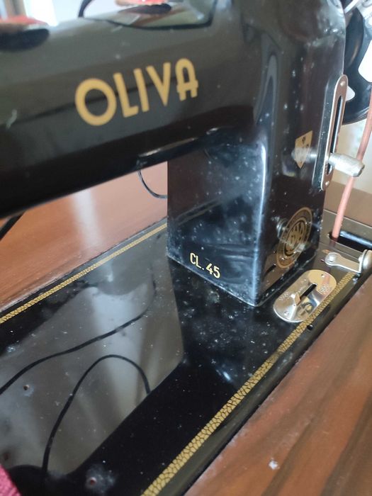 Máquina de costura OLIVA c/ móvel mod. CL45