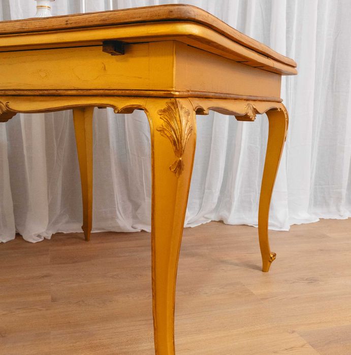 Mesa Or Nouveau Dourada com quatro cadeiras