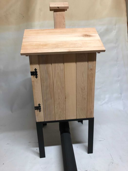 Wędzarnia z drewna olchowego  z drzwiczkami  i kominkiem