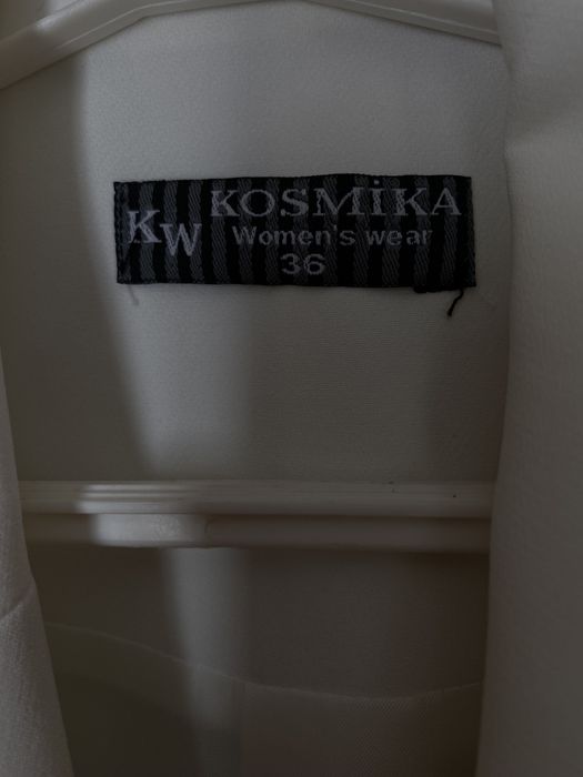 Сукня - піджак білого кольору в ідеальному стані.