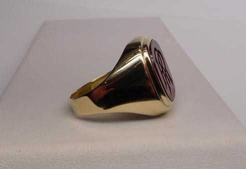 Złoty sygnet karneol monogram RR inicjały.