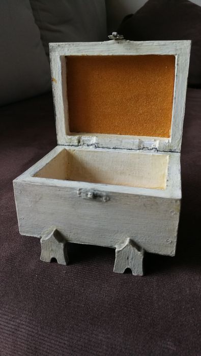 Baú em madeira com folha de estanho