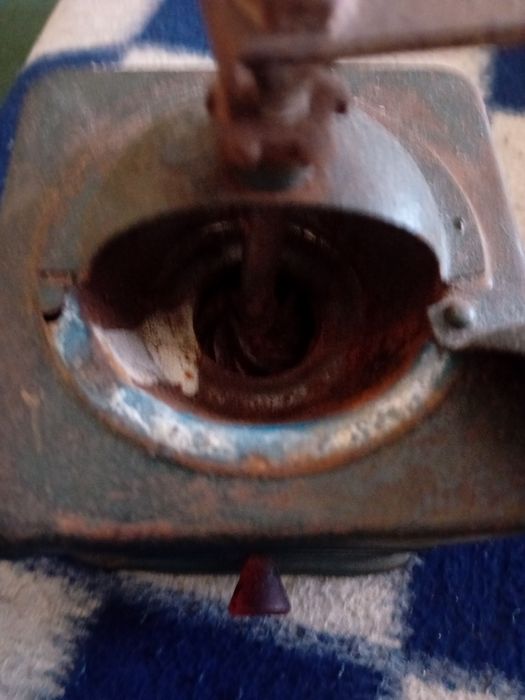 Moinho de café caseiro antigo