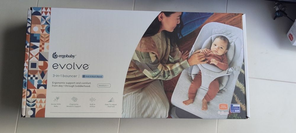 Espreguiçadeira Ergobaby e barra com brinquedo