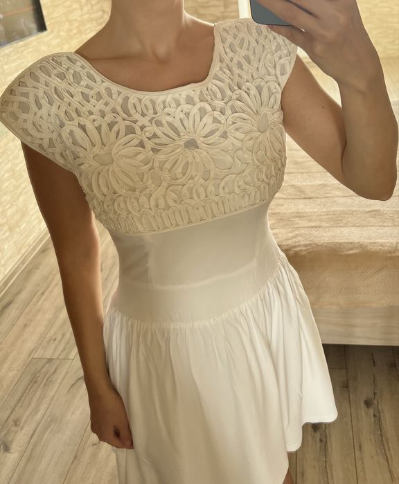 Коротке літнє біле плаття сукня з вишивкою