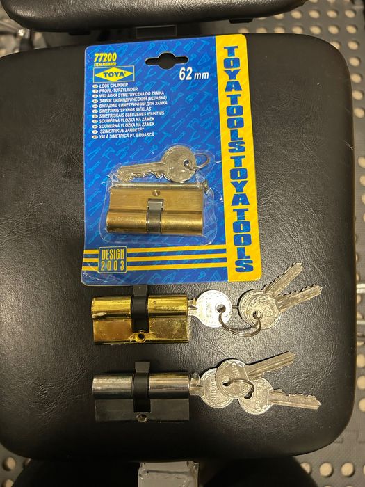 Zamek , wkładka trzy sztuki