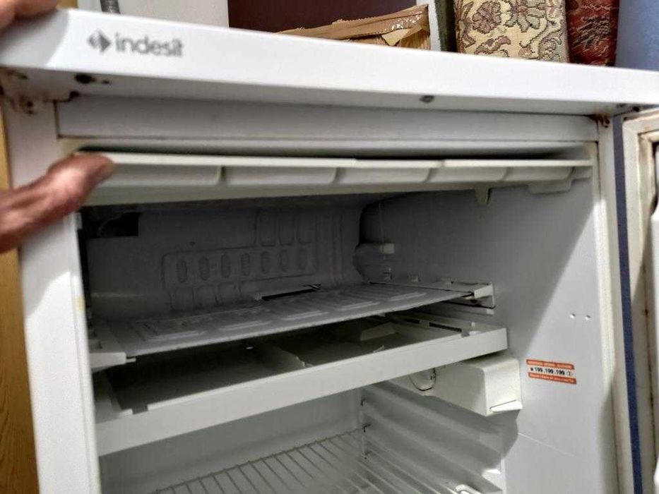 Lodówka Indesit mała na wysokość blatu ( uszkodzona )