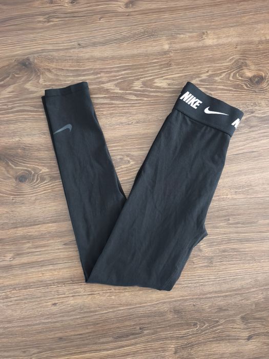 Oryginalne legginsy młodzieżowe dziewczęce na wf Nike w kolorze czarnym 156-166