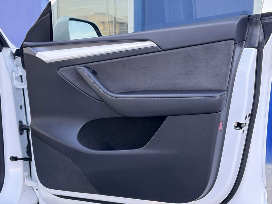 Tesla Model Y 2024 року