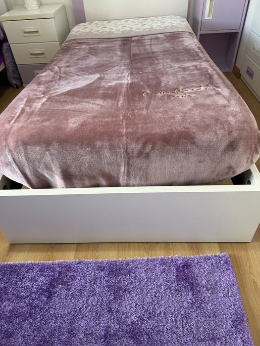 Cama branca e lilas solteiro