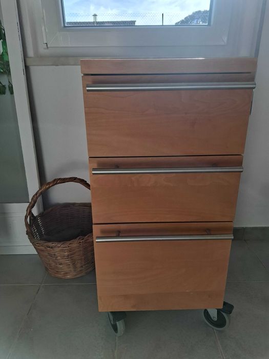 Cómoda/carrinho de apoio Ikea
