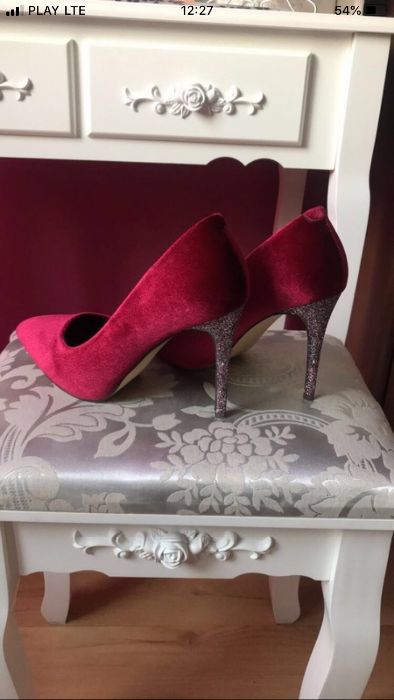 Czerwone szpilki z brokatowymi obcasami Renee