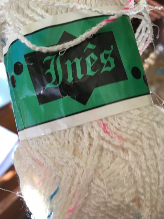 Novelos “Inês” branco com nuances rosa, azuis e amarelas, 50 gramas