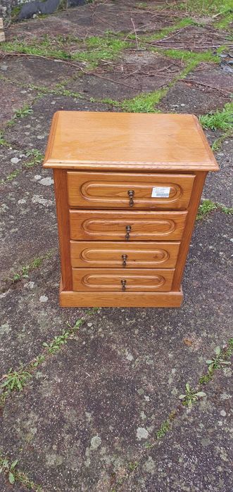 camiseiros,  mesinhas de cabeceira