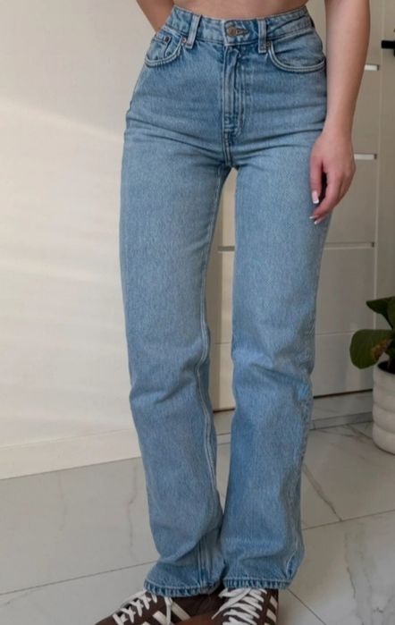 Jasnoniebieskie spodnie z prostą nogawka Weekday voyage XS w25