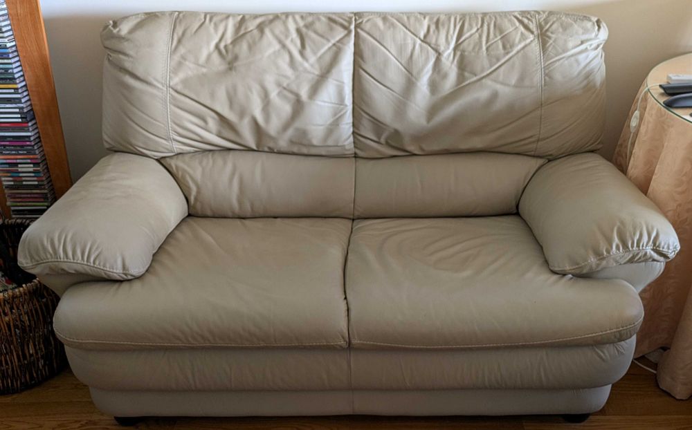 Conjunto de 2 Sofás + Pufe, em pele, impecáveis. Oportunidade imperdível.