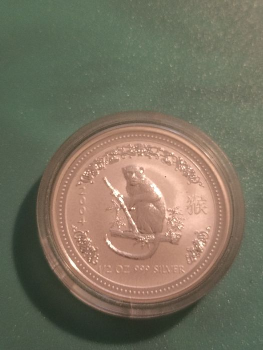 Продам монету лунар серебро  999 проби