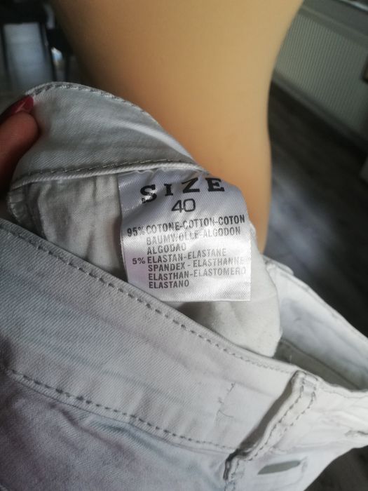 R. 40 goodies białe spodnie szare przetarcia