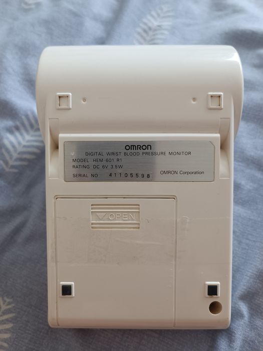 автоматичний тонометр на зап'ястя Omron R1 (модель HEM-601).
