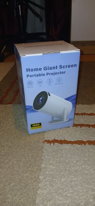Projektor LCD z kablem zasilania i pilotem