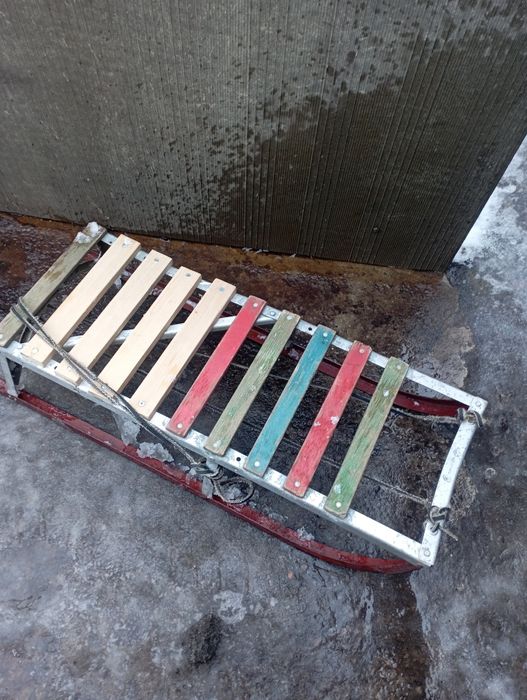 Дитячі санки в гарному стані.