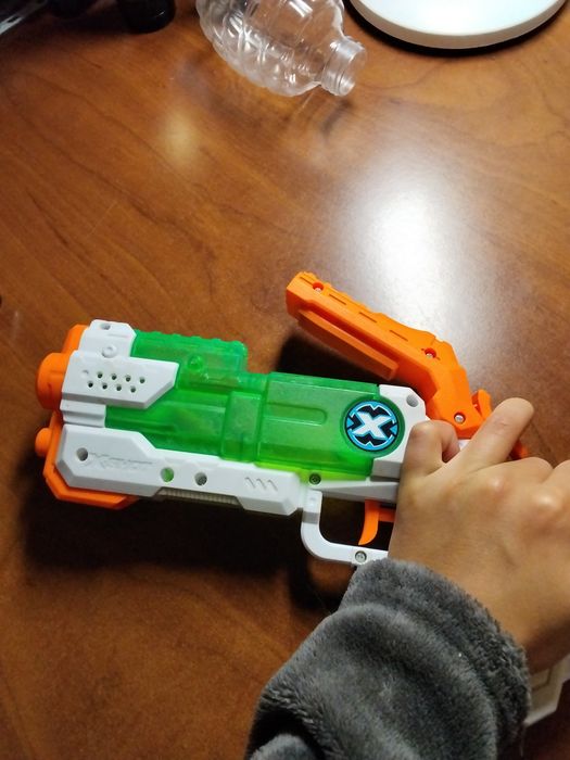 водяний пістолет xshot в гарному стані стріляє десь 7-8 м