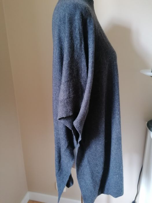Sweter ponczo Gina Tricot