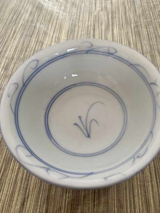 Tigela de porcelana chinesa antiga de transição azul e branca