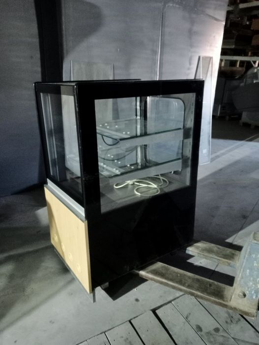 Кондитерська холодильна вітрина