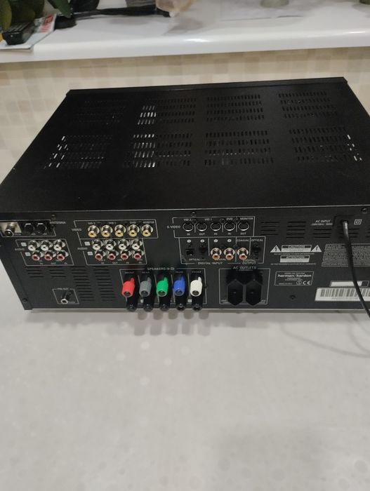 Ресивер Harman-Kardon.