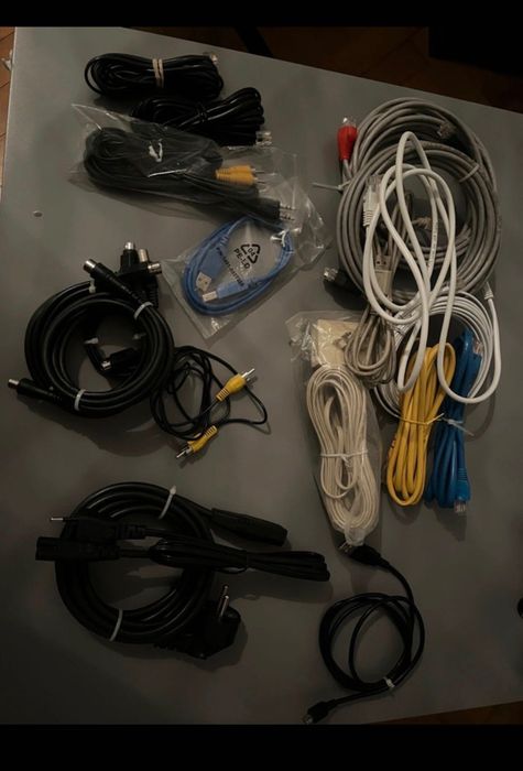 Karton różnych kabli - zasilające, usb, telefoniczne, interntowe